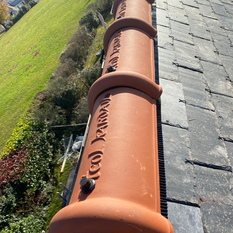 Rénovation du faîtage pour renforcer la toiture d’une maison