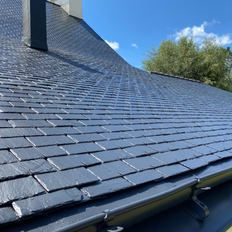 Rénovation de toiture en ardoise sur maison traditionnelle