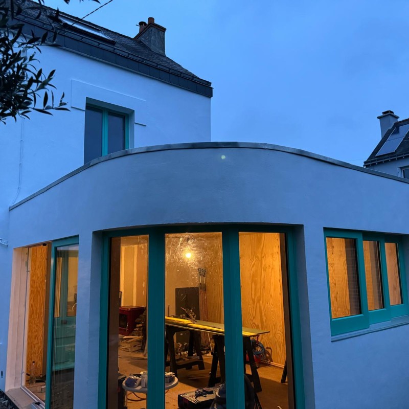 Pose de couvertine en zinc pour protéger les murs d’une maison